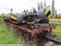 Sněhové radlice odložené na oplenovém vozu Pq/u v depu Tatranských Elektrických Železnic v Popradu. | 15.7.2012