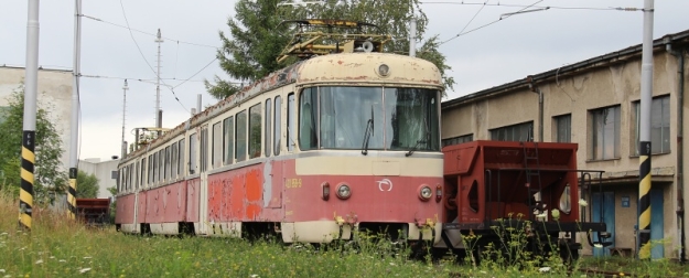 Jednotka 420 959-9 postává odstavená pod širým nebem depa Poprad. | 15.7.2012