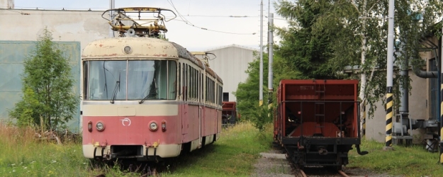 Jednotka 420 959-9 postává odstavená pod širým nebem depa Poprad. | 15.7.2012