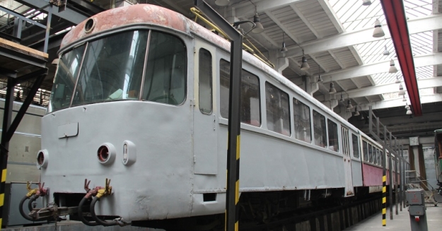 Opravovaná &bdquo;trojička&ldquo; 420 953-2 v hale popradského depa. | 15.7.2012