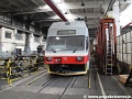 Jednotka 425 952-9 na údržbě v hale popradského depa. | 15.7.2012