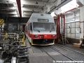 Jednotka 425 952-9 na údržbě v hale popradského depa. | 15.7.2012