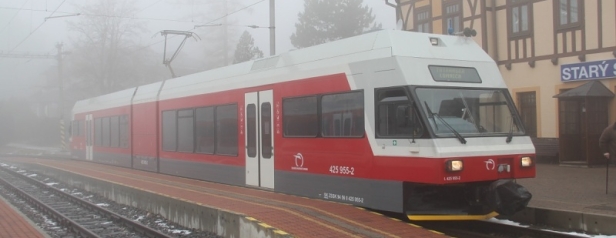 Elektrická jednotka Tatranských Elektrických Železnic 425 955-2 ve Starém Smokovci s novou podobou vnějšího laku. | 15.1.2014