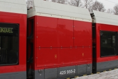 Hnací modul jednotky 425 955-2 v nové podobě vnějšího laku. | 15.1.2014