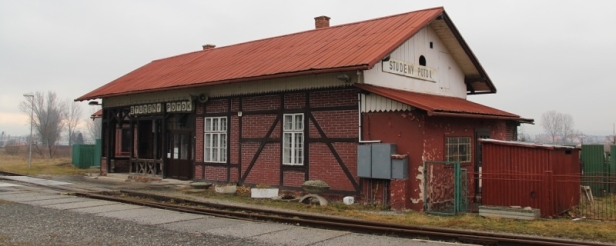 Budova železniční stanice Studený Potok se 22. července 1951 stala dějištěm vážné nehody. Z důvodu vysoké obsazenosti cestujícími nechal strojvedoucí ve stoupání před stanici Tatranská Lomnice odvěsit jeden z přípojných vozů. I přes utaženou ruční brzdu se vůz rozjel. Podle historických dokumentů stále zvyšoval rychlost a ve Studeném potoku narazil do ostaveného vozu. Náraz byl tak silný, že sražené vozy pokračovali po trati dalších asi 1500 metrů. Na místě nehody bylo usmrceno 13 cestujících, dalších 6 zemřelo v nemocnici. | 15.1.2014