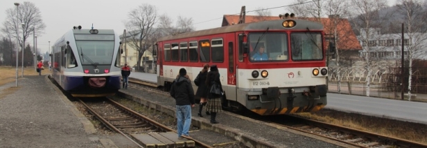 Motorová jednotka 840 004-6 mířící do Kežmaroku se ve Studeném potoku křižuje s motorovým vozem 812 060-6. | 15.1.2014