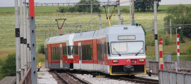 Souprava jednotek TEŽ 425 963-6+425 955-2 opustila stanici Poprad-Tatry a míří na Štrbské Pleso. | 30.6.2015