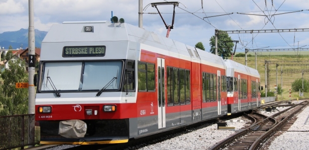 Souprava jednotek 425 963-6+425 961-0 opouští stanici Poprad-Tatry. | 29.6.2017