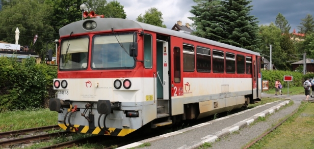 Motorový vůz 812 051-5 zachycený v Tatranské Lomnici, zajišťuje spojení na železniční trati mezi Studeným potokem a Tatranskou Lomnicí. | 29.6.2017