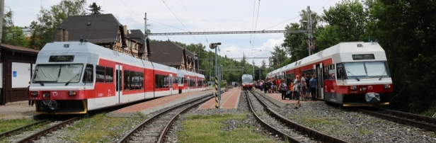 Starý Smokovec je takovou &bdquo;tatranskou Lazaraskou&ldquo;. Ve stanici se vždy sjedou jednotky mířící do třech směrů a vždy zamíří na tu samou staniční kolej. Zcela vlevo tak vždy jako první přijíždí souprava od Tatranské Lomnice, která pak odjíždí jako poslední. Jako druhá přijede souprava od Popradu, mířící na Štrbské Pleso, která jako druhá také odjíždí. Zcela vpravo pak zamíří souprava od Štrbského Plesa, která přijíždí jako poslední, ale do Popradu odjíždí jako první. Snímek zachycuje soupravy jednotek 425 962-8+425 952-9, 425 964-4+425 953-7 a 425 955-2+425 956-0. | 29.6.2017