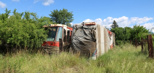 Oba vozy pozemní lanové dráhy Starý Smokovec - Hrebienok, vyrobené italskou firmou Ceretti - Tanfani, rozřezané kvůli přepravě na dvě části, stále odolávají povětrnostním vlivům v Popradu. Krycí plachty se již rozpadly a budoucnost vozů, zachovaných původně pro muzejní expozici je nejistá. | 30.6.2017