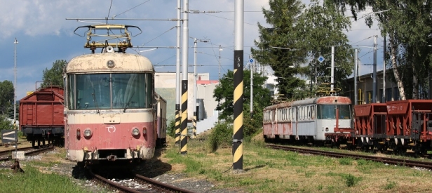 Odstavené pod širým nebem postávají v depu Poprad poslední dvě legendární &bdquo;trojičky&ldquo;, tedy jednotky 420 959-9 a 420 953-2. | 30.6.2017