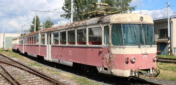 Odstavená jednotka 420 959-9 v depu Poprad. | 30.6.2017