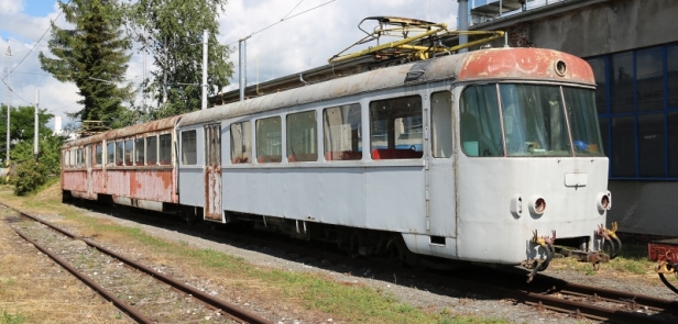 Odstavená jednotka 420 953-2 v depu Poprad. | 30.6.2017