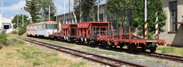 Odstavená jednotka 420 953-2 v depu Poprad. | 30.6.2017
