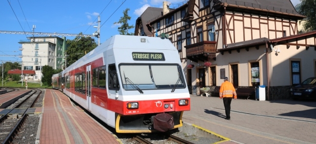 Po většinu dne dopravu mezi Starým Smokovcem a Tatranskou Lomnicí zajišťuje jedna souprava jednotek řady 425. Ve Starém Smokovci pak standardně vyčkává na své cestující na koleji nejbližší k výpravní budově. V ranních hodinách a v podvečerních hodinách pak dochází k výměně jednotek, aby byla zajištěna jejich údržba v depu. Na odjezd směrem na 
Štrbské Pleso tak vyčkává souprava obsazená jednotkami 425 964-4 a 425 963-6. | 9.7.2018