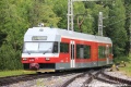 Jednotka 425 958-6 vyjela ze Štrbského Plesa k Popradu. V období letní dopravní špičky jde o jeden z mála sólo vlaků. | 11.7.2018