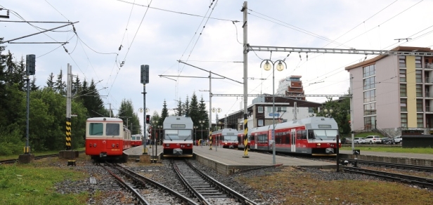 Generační setkání na Štrbském Plese, které pravděpodobně brzy bude patřit minulosti. Zcela vlevo jednotka ozubnicové železnice 905 951-0+405 951-5 ve společnosti o více jak čtvrt století mladších jednotek řady 425 zastoupených 425 963-6+425 954-5, 425 965-1 a 425 951-1+425 964-4. | 11.7.2018