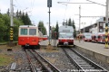V Období přepravních špiček letního provozu jezdí po trati ozubnicové železnice dvě jednotky za sebou v následu pěti minut. V zadní části nástupiště vyčkává jednotka 905 951-0+405 951-5, zatímco o Štrby právě přijela jednotka 905 952-8+405-952-3. Společnost jim dělají jednotky TEŽ 425 963-6+425 954-5, 425 965-1 a 425 951-1+425 964-4. | 11.7.2018