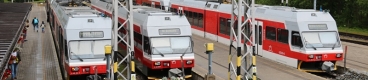 Pohled na jednotky TEŽ 425 964-4+425 951-1, 425 965-1 a 425 954-5+425 963-6 z nadhledu na Štrbském Plese. | 11.7.2018