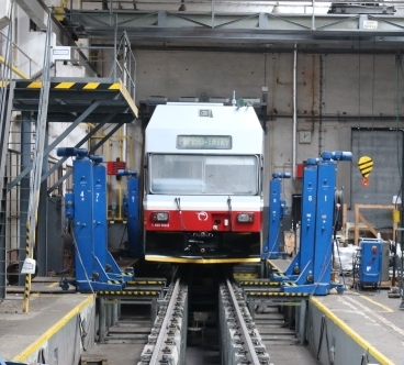 Čelní článek jednotky TEŽ 425 960-2 procházející velkou prohlídkou v depu Poprad. | 10.7.2018