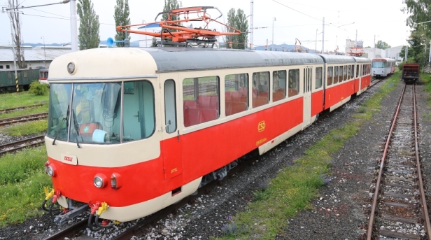 Jednotka 420 959-9 s obnoveným lakem v depu TEŽ Poprad. | 10.7.2018