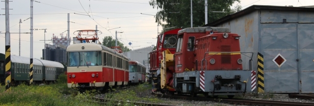 Obě zachované jednotky řady 420 ve společnosti sněhové frézy a motorové posunovací lokomotivy v depu TEŽ Poprad. | 10.7.2018