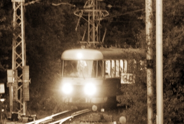 Je pátek 21. září 2018. Krátce před 19. hodinou se do setmělé krajiny poblíž Štrbského Plesa ozývá skřípění kol v obloucích. To skřípění je jiné, než na jaké jsme zvyklí u jednotek řady 425... Zvuk houkačky do tmy, doplněný dálkovými světly prozrazuje, že na Štrbské Pleso přijíždí Tatrovka... Takřka padesát let stará jednotka EMU 89.0009, která se vlastními silami rozhodla potěšit srdce svých fanoušků. Člověku se až rozklepou nevěřícně kolena... | 21.9.2018