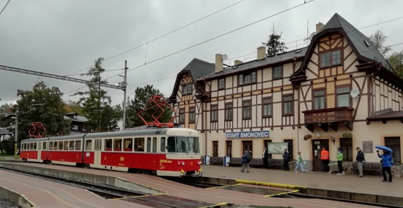 Oproti ranní návštěvě se počasí vylepšilo a tak jednotka EMU 89.0009 již ve Starém Smokovci pózuje za sucha. | 22.9.2018