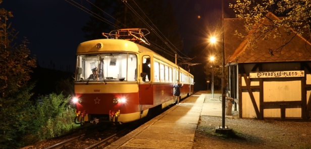 Po zapózování fotografům v zastávce Popradské Pleso se vracíme na Štrbské Pleso, kde jednotka, pod dohledem ochranky, vyčká do druhého dne... | 21.9.2018