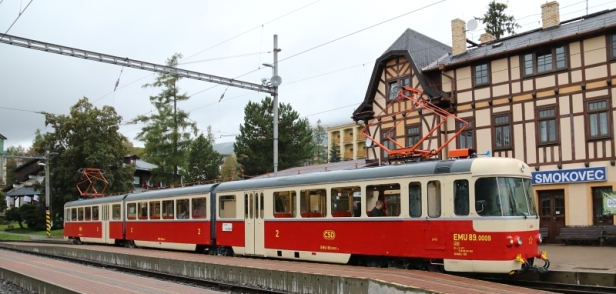Jednotka EMU 898.0009 vyčkává ve Starém Smokovci na první koleji, určené standardně běžným spojům TEŽ do Tatranské Lomnice, na odjezd. | 22.9.2018