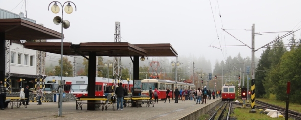 Tak honem zpátky na Štrbské Pleso. Tady se jednotka EMU 89.0009 setkává s generační kolegyní ze zubačky jednotkou 405 952-3+905 952-8 a svými novodobými nástupkyněmi na TEŽ, jednotkami 425 957-8 a 425 958-6. | 22.9.2018