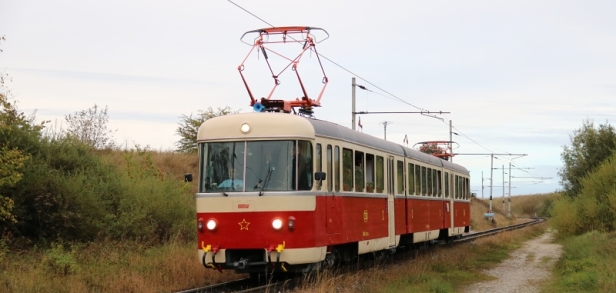 Novodobou přeložkou tratě klesá k Popradu jednotka EMU 89.0009. | 22.9.2018