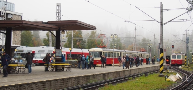 Druhý díl reportáže o naší cestě za znovu zprovozněnou jednotkou EMU 89.0009 znovu začínáme na Štrbském Plesu. Tady se naše jednotka EMU 89.0009 setkává s generační kolegyní ze zubačky jednotkou 405 952-3+905 952-8 a svými novodobými nástupkyněmi na TEŽ, jednotkami 425 957-8 a 425 958-6. | 22.9.2018