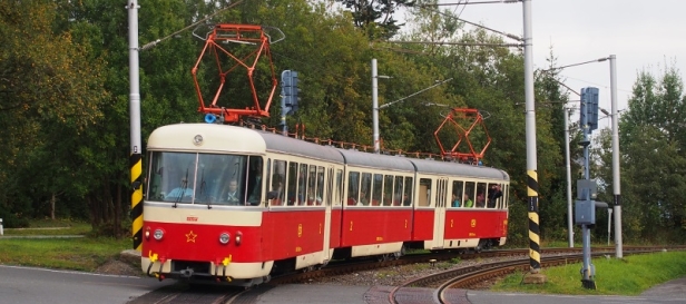Jednotka EMU 89.0009 přijíždí do Starého Smokovce od Tatranské Lomnice úsekem, který vypadá jak dvoukolejná trať TEŽ. Jde však o samostatné větvě do Tatranské Lomnice a Popradu. | 22.9.2018