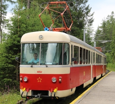 Jednotka EMU 89.0009 v zastávce Popradské Pleso. | 20.7.2019
