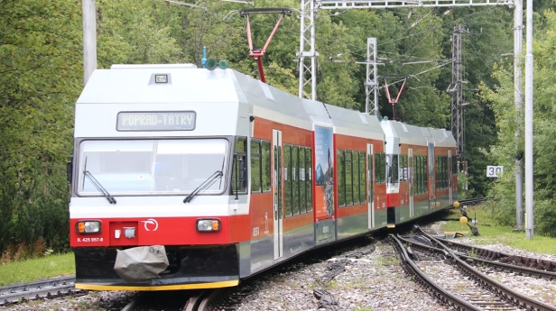 Souprava spřažených jednotek Tatranských Elektrických Železnic 425 957-8+425 960-2 opouští Štrbské Pleso. | 4.8.2020