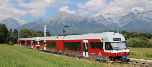 Souprava spřažených jednotek Tatranských Elektrických Železnic 425 959-4+425 961-0 opouští Novou Lesnou ve směru na Štrbské Pleso. | 7.8.2020