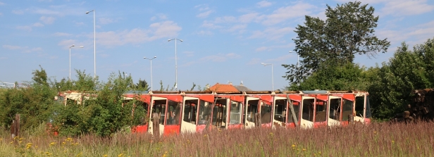 Na volně přístupném prostranství u depa Tatranských Elektrických Železnic v Popradu se stále více pozvolna rozpadají zachované dva vozy pozemní lanové dráhy na Hrebienok, nahrazené v roce 2007 novými. | 7.8.2020