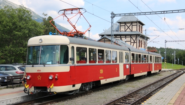 Jednotka EMU 89.0009 zachycená ve stanici Tatranská Polianka. | 7.8.2020