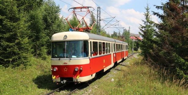 Jednotka EMU 89.0009 zachycená za stanicí Nová Polianka. | 7.8.2020