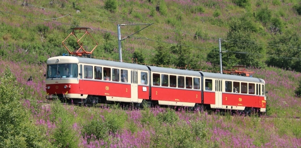 Jednotka EMU 89.0009 stoupá tatranskou krajinou do Vyšných Hágů. | 7.8.2020