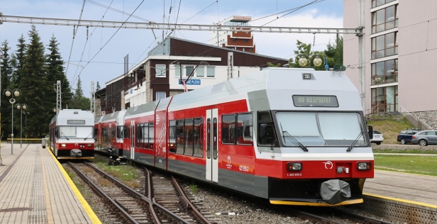 Jednotky 425 962-8 a 425 955-2+425 956-0 odstavené na Štrbském Plese. | 11.7.2021