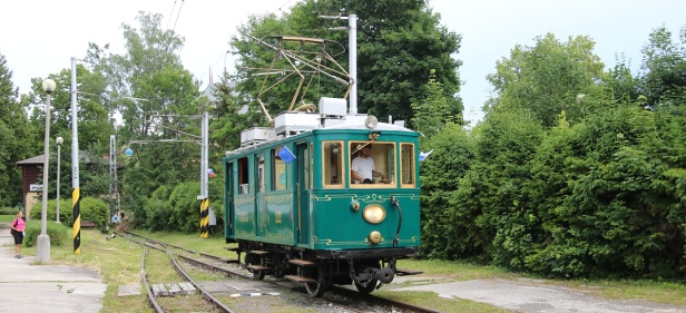 Tatranská Kometa (EMU 26.001) míří ze šturcu na druhý konec stanice Tatranská Lomnice. | 11.7.2021
