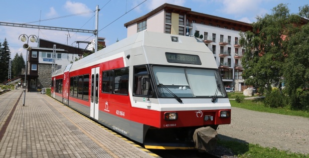 Adhezní jednotka TEŽ 425 956-0 ve stanici Štrbské Pleso. | 17.7.2023