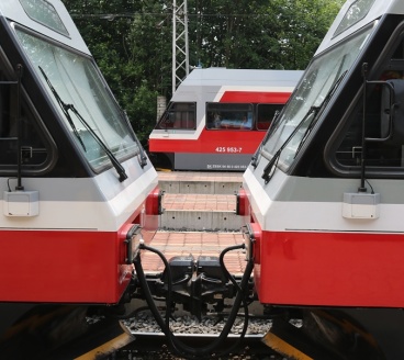 Hrany všude kam se podíváš. Aneb čela adhezních jednotek TEŽ 425 957-8, 425 964-4 a 425 953-7 tentokrát ve stanici Starý Smokovec. | 17.7.2023