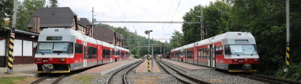 Stanice Starý Smokovec s adhezními jednotkami TEŽ řady 425. Zatímco dvojice jednotek 425 964-4+425 957-8 stojící u nádražní budovy odjede do Tatranské Lomnice, dvojice jednotek 425 962-8+425 953-7 míří do Popradu. | 17.7.2023