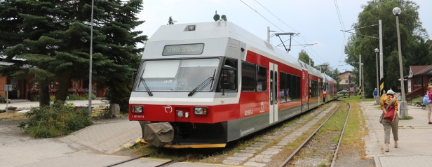 Dvojice jednotek TEŽ 425 964-4+425 957-8 v Tatranské Lomnici. | 17.7.2023