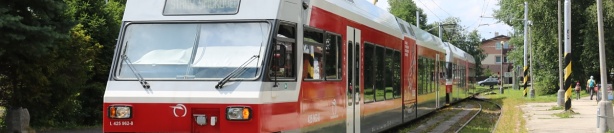 Dvojice adhezních jednotek TEŽ 425 962-8+425 953-7 v Tatranské Lomnici. | 18.7.2023