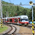 Od Popradu má naopak na Štrbské Pleso namířena dvojice adhezních jednotek TEŽ 425 964-4+425 957-8 vjíždějící do stanice Stará Smokovec. | 18.7.2023